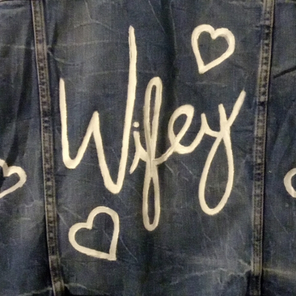 VINTAGE CUSTOM HAND PAINTED WIFEY WEDDING BRIDE BLUE WHITE DENIM JACKET  SMALL - Picture 2 of 6